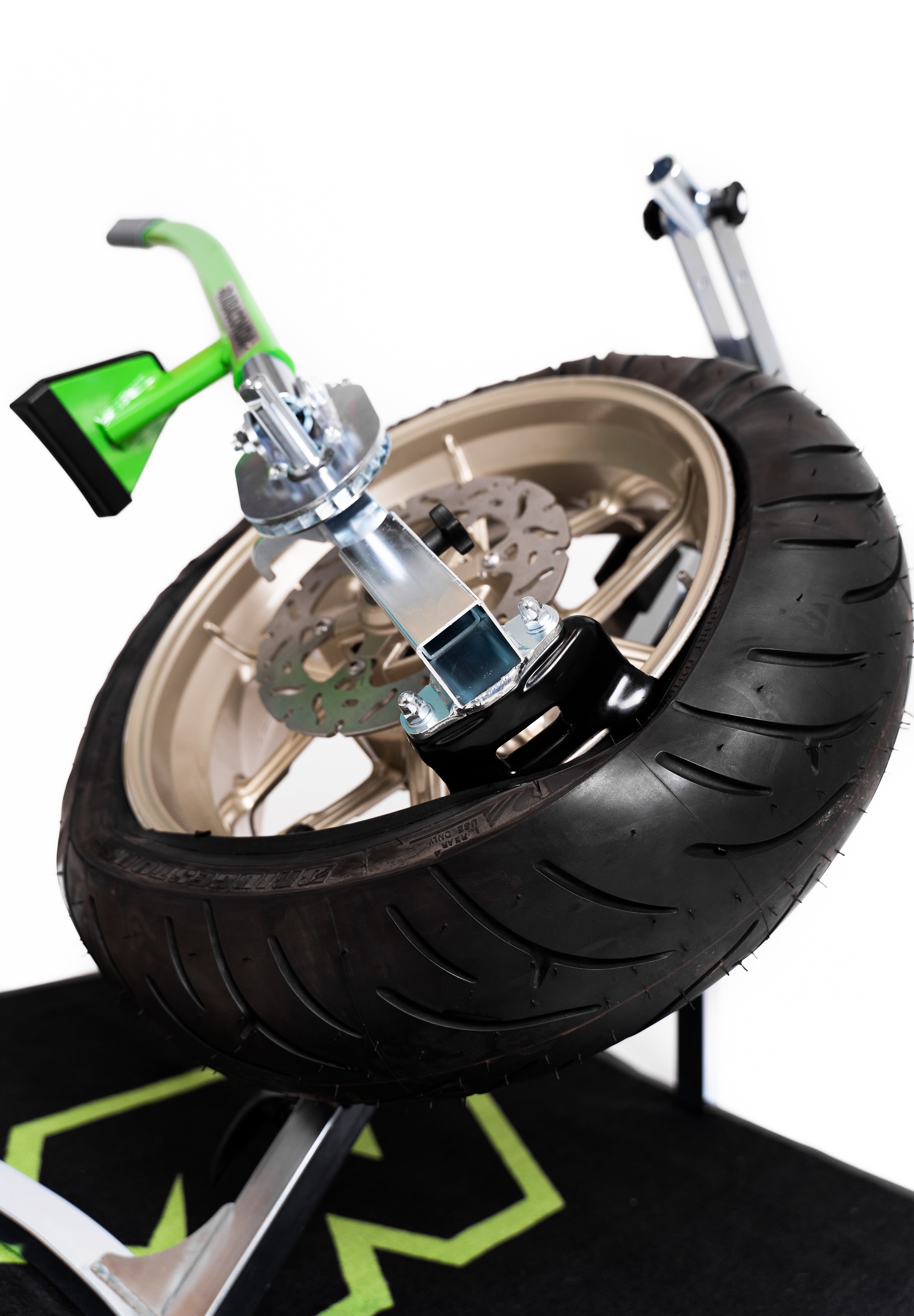 Cambio gomme per moto da strada
