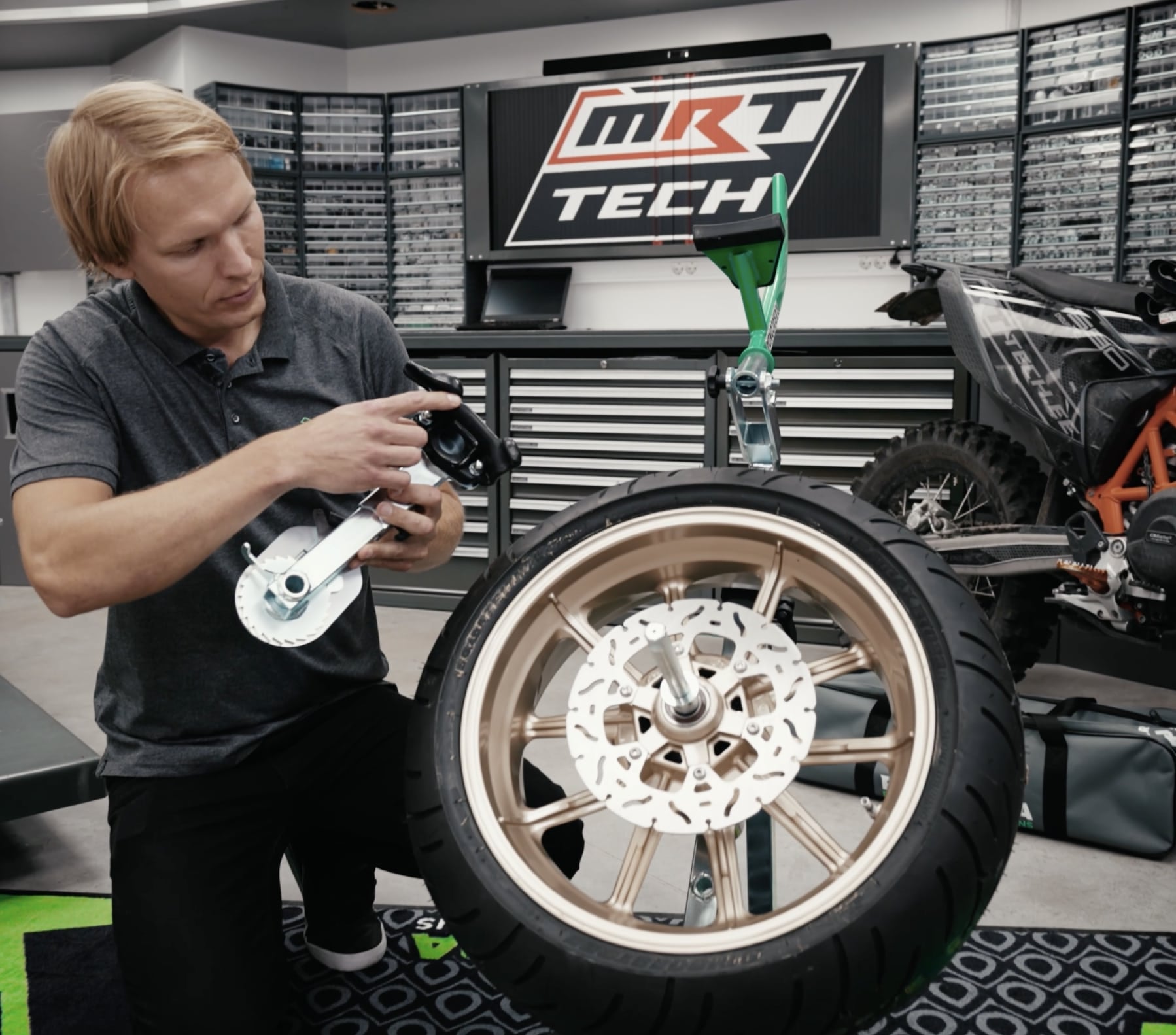 Before_changing_a_tire.jpg