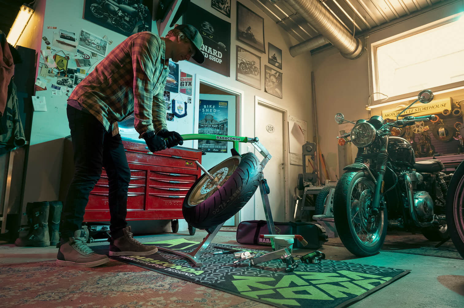 Changing_your_own_motorcycle_tires_Rabaconda.jpg